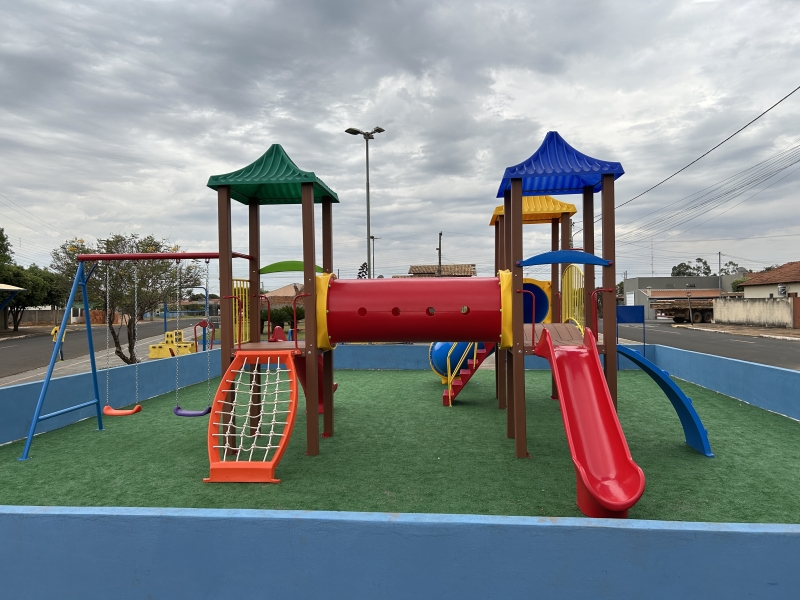 Prefeitura de Costa Rica investe mais de R$ 500 mil em recreação infantil com a instalação de novos playgrounds em praças da cidade