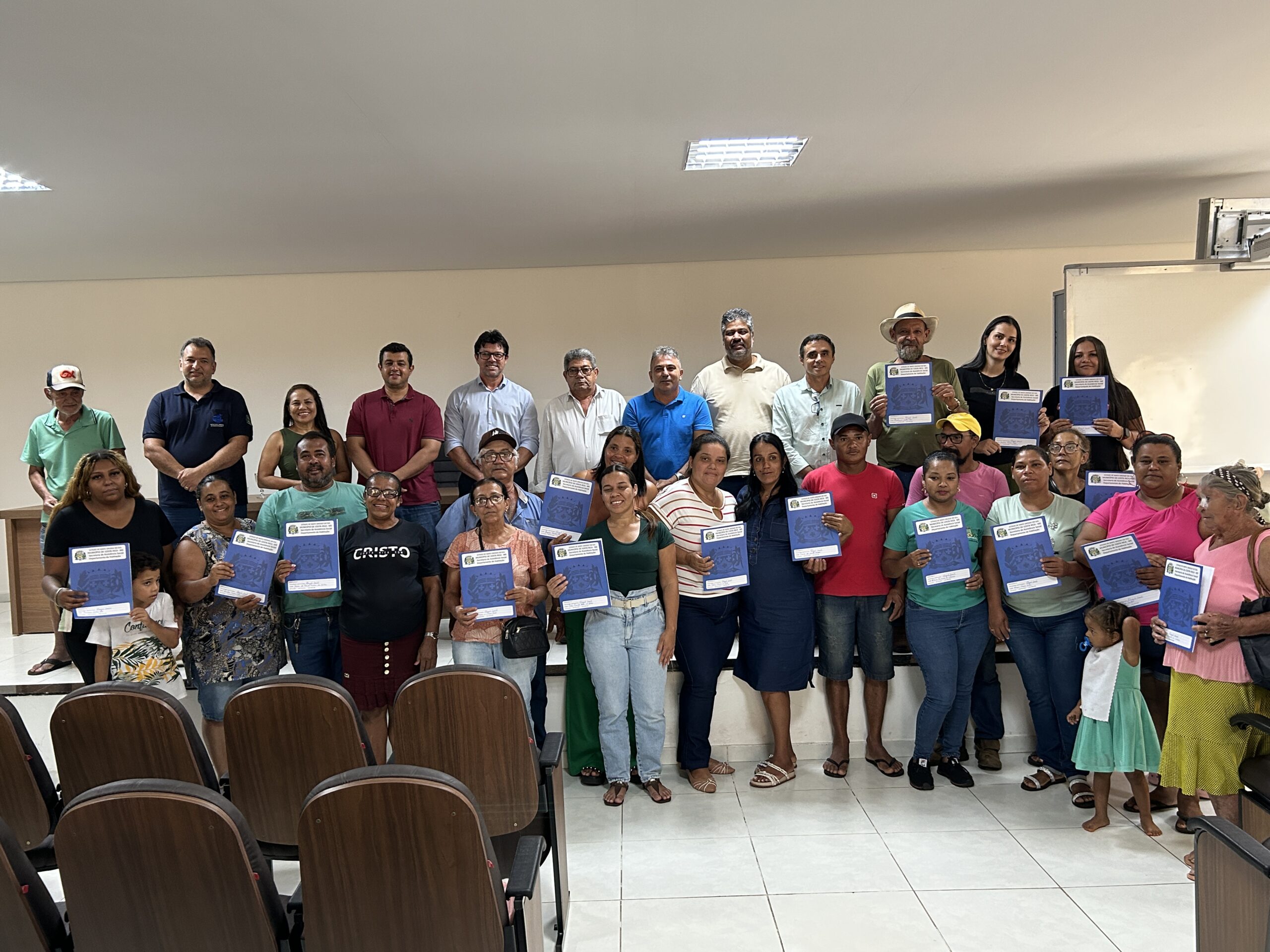 Costa Rica entrega termos de doação de imóveis e garante propriedade definitiva a famílias do Flor do Cerrado