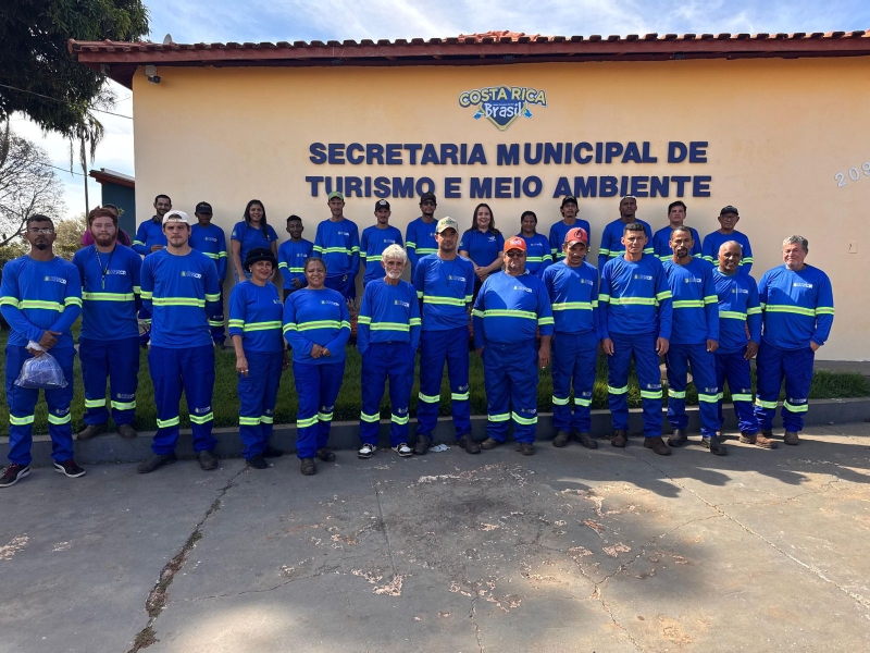 Prefeitura de Costa Rica valoriza trabalhadores com novos uniformes para coletores de resíduos sólidos